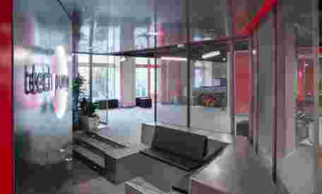 Estudiobher Adecuacion Oficinas Gijon 02 Diseno Arquitectura Plantaabierta Neon Metal Brillo