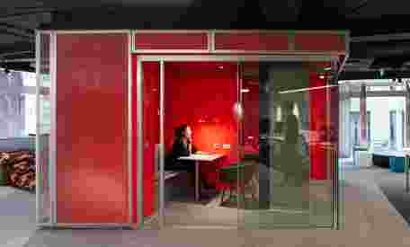 Estudiobher Adecuacion Oficinas Gijon 07 Diseno Arquitectura Plantaabierta Neon Metal Brillo